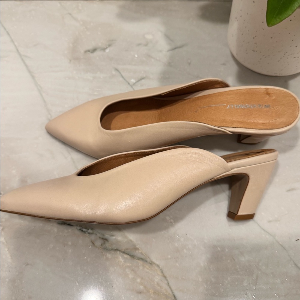 Intentionally Blank mule in beige camel size 9